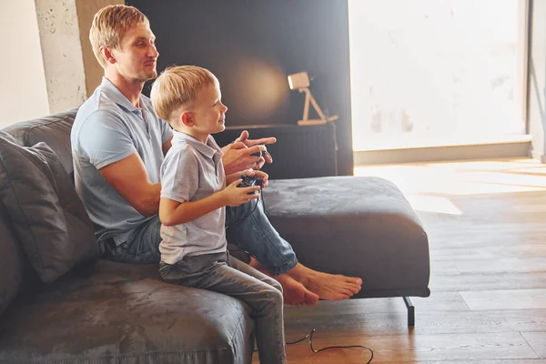 Παίζω Βιντεοπαιχνίδι Πατέρας Και Γιος Είναι Στο Σπίτι Μαζί — Φωτογραφία Αρχείου