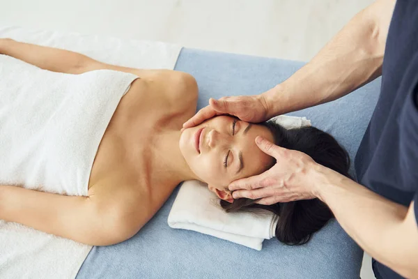 Vista Superior Jovem Mulher Está Deitada Quando Homem Fazendo Massagem — Fotografia de Stock