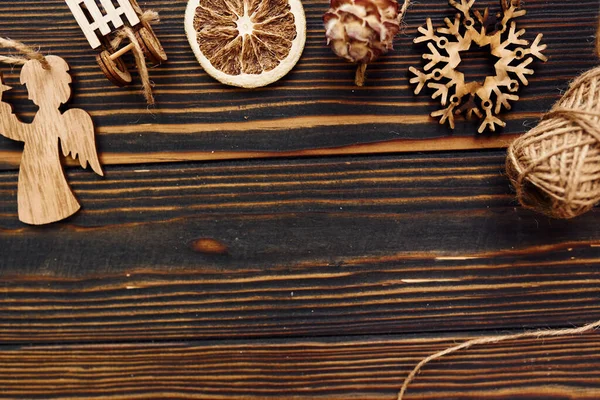 木製のおもちゃ 新年の装飾とクリスマスのお祝いのテクスチャのトップビュー — ストック写真