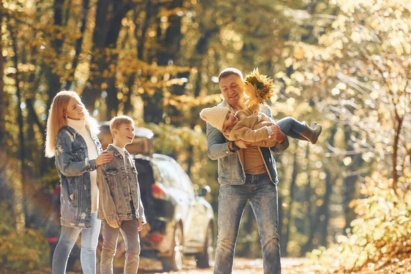 Belles Feuilles Bonne Famille Est Dans Parc Automne Ensemble — Photo