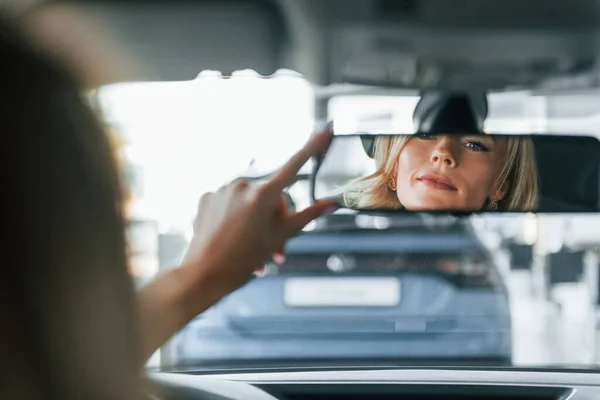 Coche Mujer Ropa Formal Está Interior Del Salón Automático — Foto de Stock