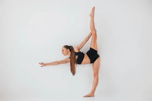 Güzel Vücut Spor Elbiseli Genç Bir Kadın Içeride Jimnastik Yapıyor — Stok fotoğraf