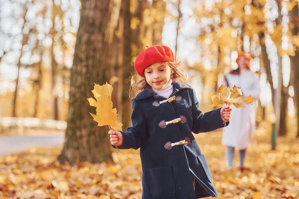 Girl Red Beret Mother Her Little Daughter Having Walk Autumn — Stock Photo, Image