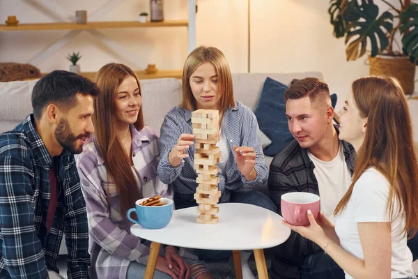 Houten Toren Spel Aan Het Spelen Vriendengroep Hebben Samen Een — Stockfoto