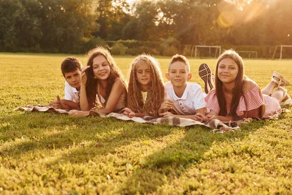 Framifrån Grupp Glada Barn Utomhus Idrottsplanen Dagtid — Stockfoto