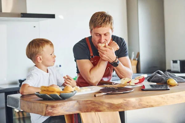 Concezione Cucina Padre Figlio Sono Casa Insieme — Foto Stock