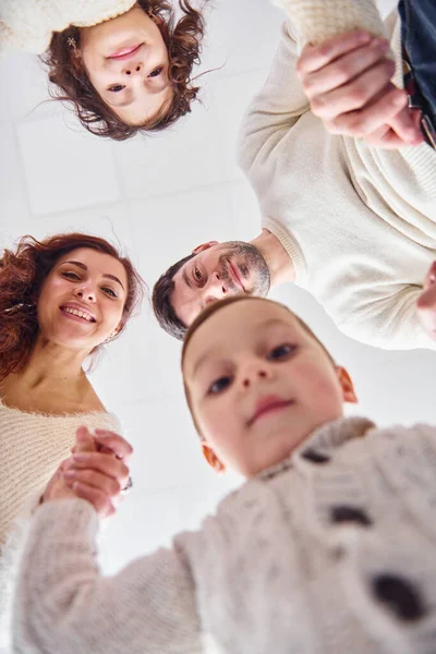 Vista Baixo Família Feliz Olhando Para Baixo Divertindo — Fotografia de Stock