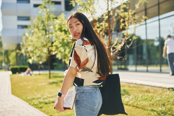 Caminhadas Estudantis Perto Edifício Moderno Jovem Mulher Asiática Livre Durante — Fotografia de Stock