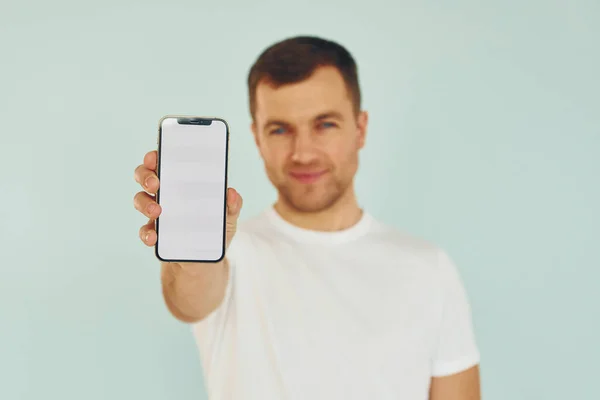 Hombre Con Ropa Casual Pie Estudio Con Teléfono Las Manos —  Fotos de Stock