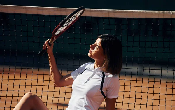 Tomando Descanso Jugadora Tenis Femenina Está Cancha Durante Día — Foto de Stock
