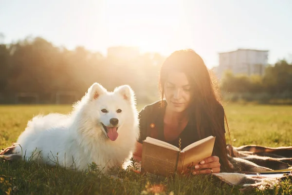 Com Livro Mulher Com Seu Cão Está Divertindo Campo Dia — Fotografia de Stock