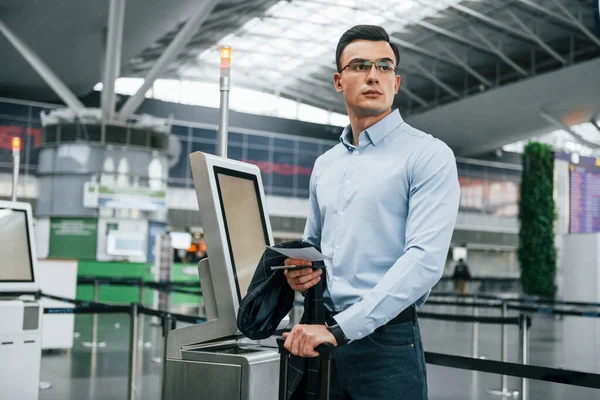 Standing Terminal Young Businessman Formal Clothes Airport Daytime — Stock Photo, Image