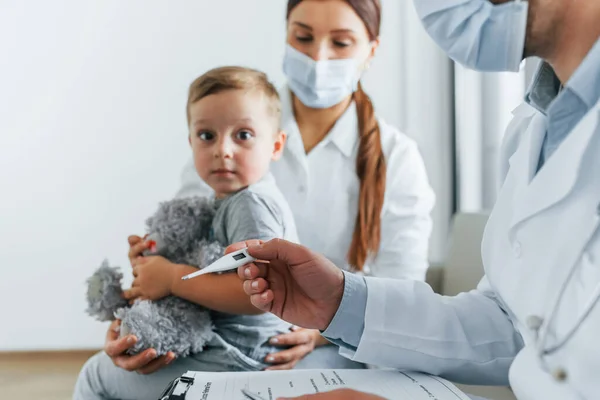 Mit Kleinem Jungen Der Untersucht Wird Zwei Ärzte Weißen Kitteln — Stockfoto