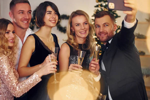 Fazer Selfie Grupo Pessoas Têm Uma Festa Ano Novo Dentro — Fotografia de Stock