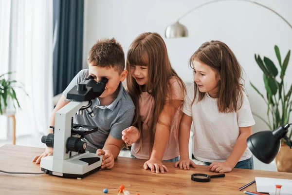 Usando Microscopio Niños Divirtiéndose Habitación Doméstica Durante Día Juntos —  Fotos de Stock