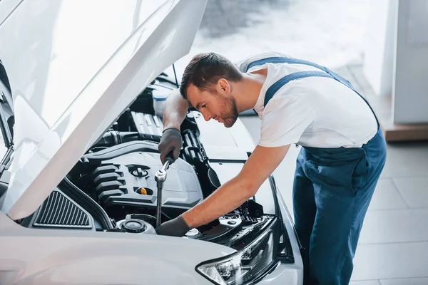 Hood Otevřen Mladý Muž Bílé Košili Modré Uniformě Opravy Automobilů — Stock fotografie