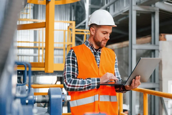 Trabajador Construcción Profesional Uniforme Está Fábrica — Foto de Stock