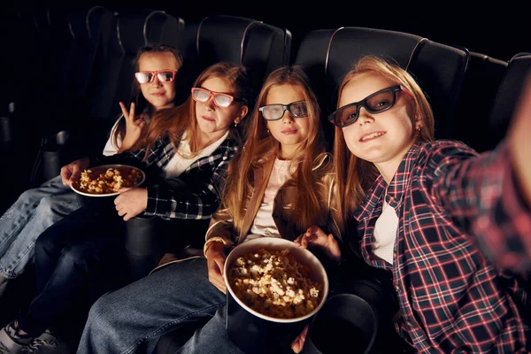 Wir Machen Fotos Voneinander Gruppe Von Kindern Sitzt Kino Und — Stockfoto