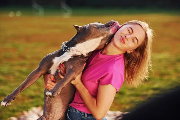 Pozitivní Emoce Žena Neformálním Oblečení Pitbull Venku — Stock fotografie