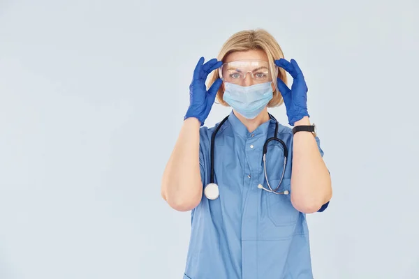 Médico Feminino Profissional Meia Idade Uniforme Com Estetoscópio — Fotografia de Stock