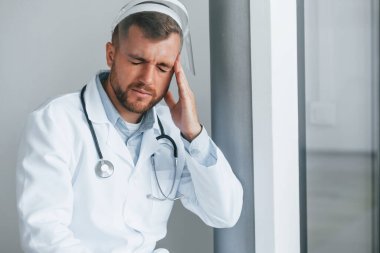 Başım ağrıyor. Klinikte beyaz önlüklü profesyonel doktor var..