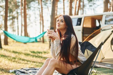 Kadın yazın gündüz vakti ormanda tek başına geziyor..