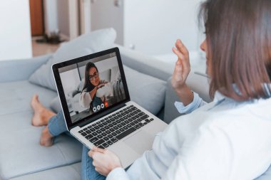 İki genç kadın internet üzerinden tablet kullanarak sohbet ediyorlar..