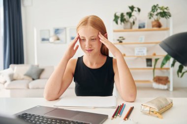 Başım ağrıyor. Sarışın bir genç kız gündüz evde..