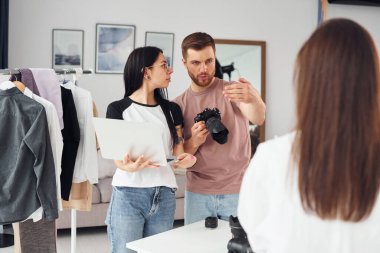 Model hazırlanıyor. Fotoğrafçılar gündüz vakti stüdyolarında çalışırlar..