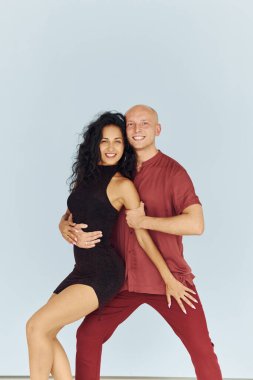 Siyah ve kırmızı giysiler içinde. Neşeli çift içeride birlikte..