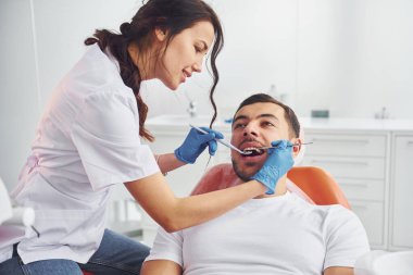 Klinikte dişçiye giden bir adam. Stomatoloji kavramı.