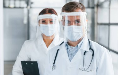 Sağlık hizmeti kavramı. Beyaz önlüklü iki doktor klinikte birlikte çalışıyorlar..