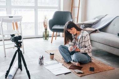 Bloglar için içerik sağlar. Kamera yere düştü. Genç bayan serbest çalışan gündüzleri evdedir..