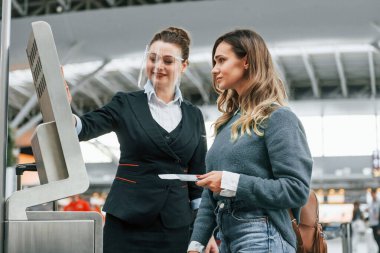 Terminal kullanılıyor. Genç bayan turist gündüz vakti havaalanında..