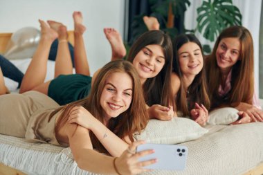 Telefon kullanarak selfie çekiyoruz. Bir grup mutlu kadın bekarlığa veda partisindeler..