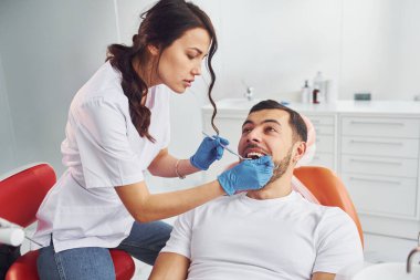 Klinikte dişçiye giden bir adam. Stomatoloji kavramı.