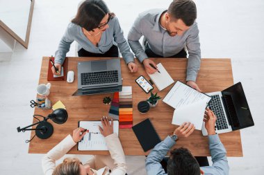 Sohbet ediyorduk. Ofiste proje üzerinde çalışan bir grup iş adamı..