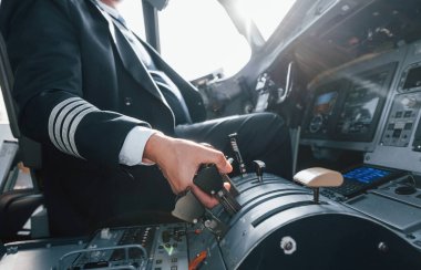 Kokpitte profesyonel bir pilot var. İş kavramı.