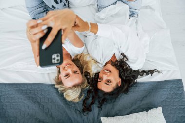 Ters bakış açısı. Yatağa uzanıyordum. Evde iki kadın birlikte..