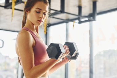 Egzersize odaklan. İnce vücutlu güzel bir kadın spor salonunda..