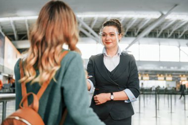 Geçiş prosedürü. Genç bayan turist gündüz vakti havaalanında..
