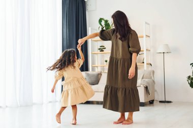 Mutlu bir aile. Anne ve kızı evde birlikte vakit geçiriyorlar..