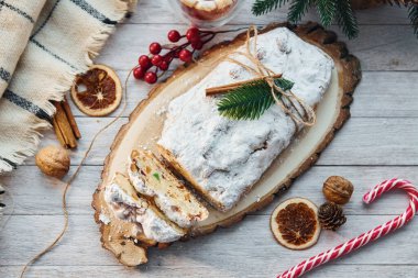 Stollen 'ın yakın görüntüsü. Tatil dekorasyonlu Noel arkaplanı.