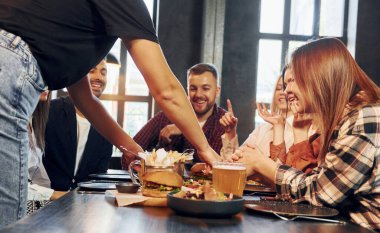 Halkın refahı. Bir grup genç arkadaş barda birlikte oturup bira içiyorlar..