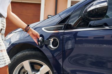 Kadın modern arabasıyla dışarıda..