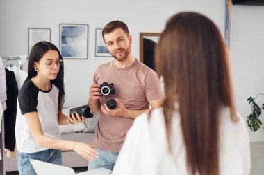 Model hazırlanıyor. Fotoğrafçılar gündüz vakti stüdyolarında çalışırlar..