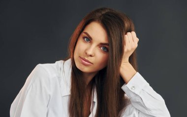 Genç ve güzel bir kadın stüdyoda kameraya poz veriyor..