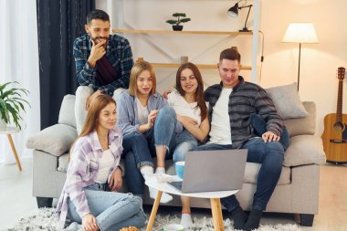 Laptop kullanıyorum. Bir grup arkadaş içeride parti veriyor..