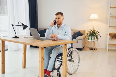 Laptop kullanıyorum. Tekerlekli sandalyedeki engelli evde..