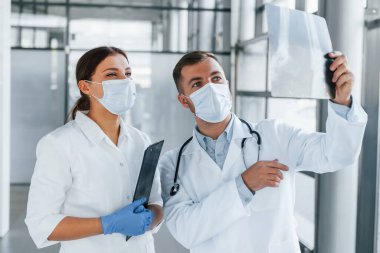 Yoğun bir gün. Beyaz önlüklü iki doktor klinikte birlikte çalışıyorlar..